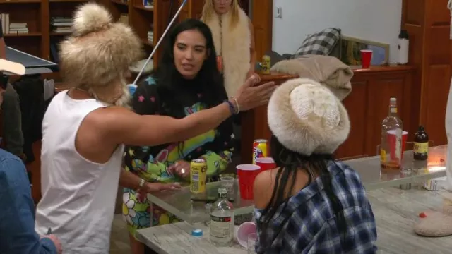 Current Mood Happy Planet Intarsia Sweater porté par Danielle Olivera comme on le voit dans Winter House (S03E09)