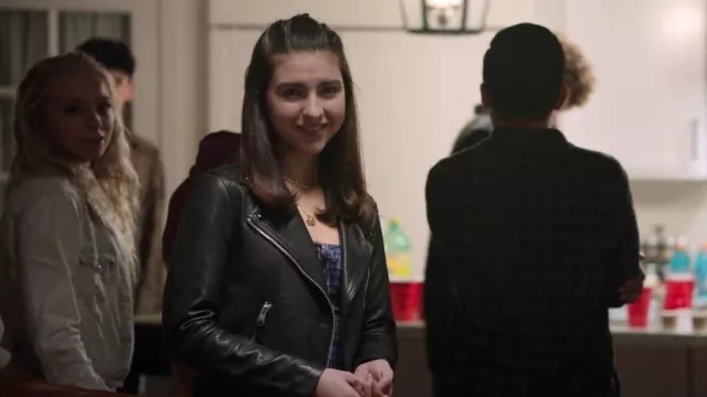Veste Dalby d’Allsaints portée par Mona (Sara Rowe) vue dans Chad (S02E08)