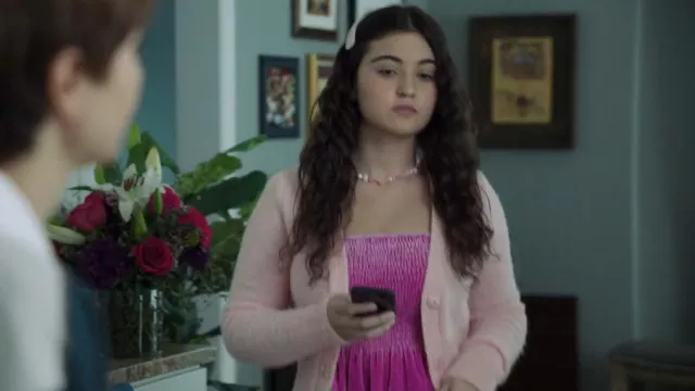 Cardigan Bee Button en rose porté par Niki (Ella Mika) comme on le voit dans Chad (S02E08)