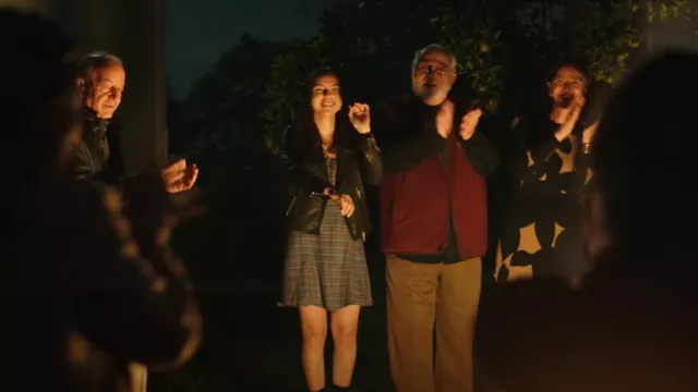 Urban Outfitters Mini-robe à carreaux bleu imprimée Kamaryn pour femme portée par Mona (Sara Rowe) vue dans Chad (S02E08)
