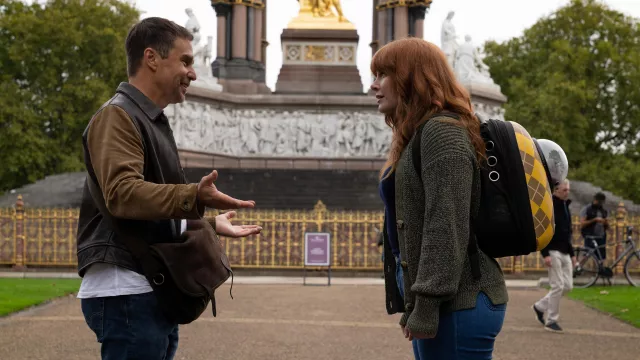 Mochila de viaje para gatos usada por Elly Conway (Bryce Dallas Howard) como se ve en la película Argylle