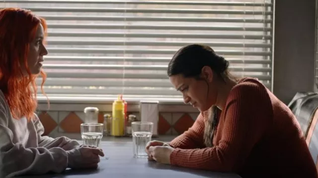 BP. Top Henley de gran tamaño con broches delanteros para mujer en Red Fire usado por Asta Twelvetrees (Sara Tomko) como se ve en Resident Alien (S02E11)