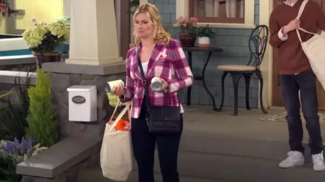 Fossil Kinley Crossbody Bag worn by Gemma Johnson (Beth Behrs) as seen in The Neighborhood (S06E01)