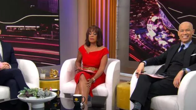 Roland Mouret Robe fourreau en crêpe à manches courtes à épaules dénudées portée par Gayle King dans CBS Mornings le 12 février 2024