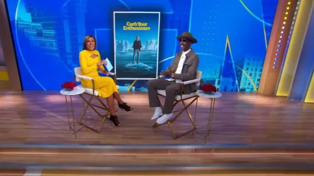 Jimmy Choo Amber Velvet Peep Toe Booties usado por Robin Roberts como se ve en Good Morning America el 13 de febrero de 2024