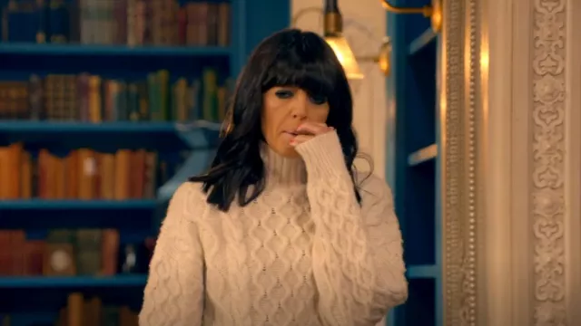 Albaray Pull à col roulé torsadé crème porté par Claudia Winkleman comme on le voit dans Les Traîtres (S02E07)