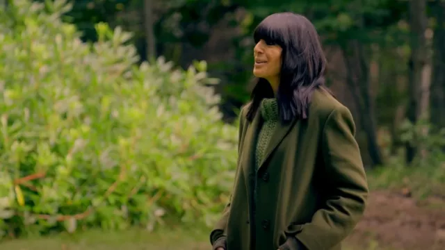 Manteau en feutre de cachemire ambré Officine Générale porté par Claudia Winkleman dans Les Traîtres (S02E09)