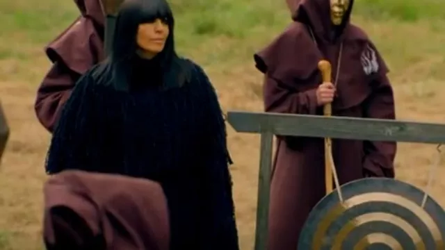 Abrigo largo con flecos de Saint Laurent usado por Claudia Winkleman como se ve en Los traidores (T02E10)