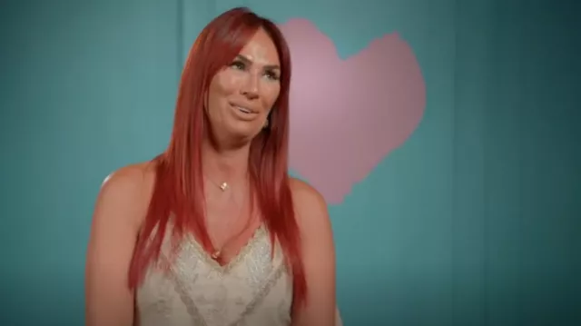 Top de camisa NKN Nekani usado por Lauren Simon como se ve en First Dates (T21E01)