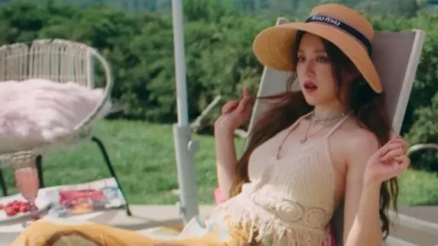 La visière en paille Miu Miu porté par Yeh Shu Hua dans (여자)아이들((G)I-DLE) - '퀸카 (Queencard)' Official Music Video