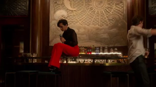 Pantalones Smythe Cuff en Amapola usados por Anna (Lauren Patten) como se ve en Muerte y Otros Detalles (S01E06)