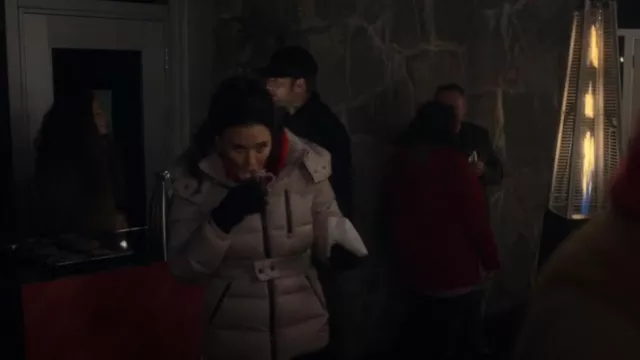 Chaqueta Soia & Kyo Gianna usada por Kate Hawthorne (Meredith Garretson) como se ve en Resident Alien (T02E13)
