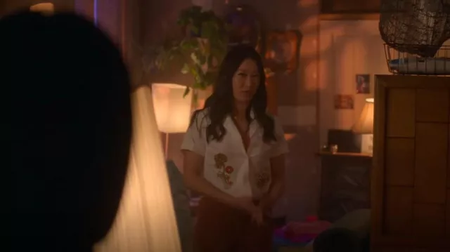Chemise blanche glamour portée par Sumi (Kara Wang) dans Good Trouble (S05E17)
