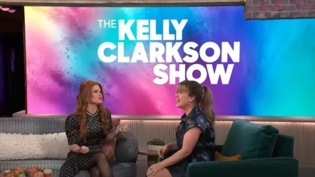 Vestido corto con estampado de estrellas de Sandro usado por Isla Fisher como se ve en The Kelly Clarkson Show el 13 de febrero de 2024