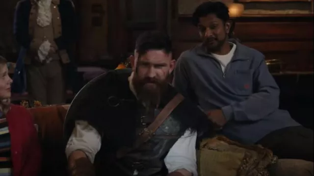 Col Kuwalla Zip Up porté par Jay Arondekar (Utkarsh Ambudkar) comme on le voit dans Ghosts (S03E01)