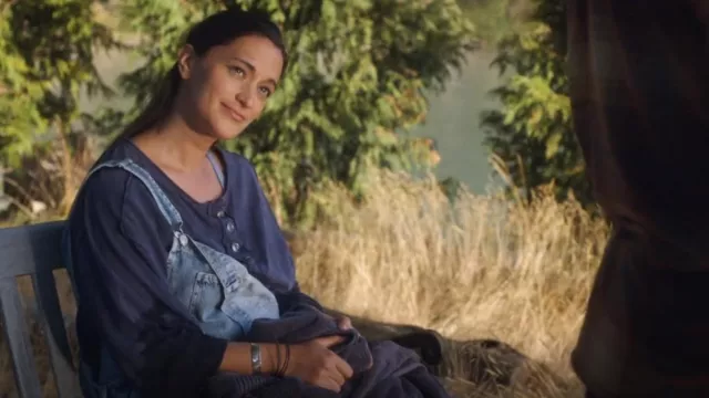 Mono de mezclilla Ziggy de Free People usado por Asta Twelvetrees (Sara Tomko) como se ve en Resident Alien (S02E01)