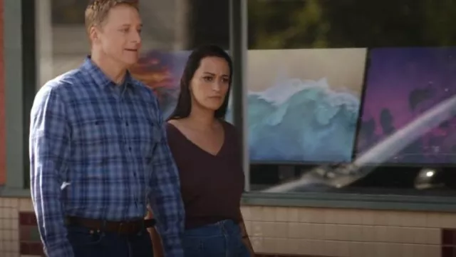 Everlane El Algodón Orgánico Cuello en V usado por Asta Twelvetrees (Sara Tomko) como se ve en Resident Alien (S02E03)