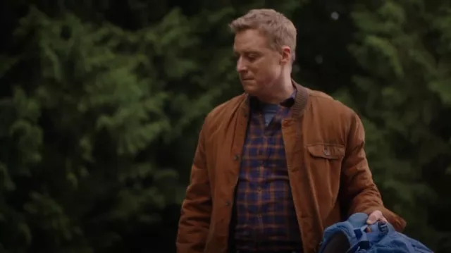 Chaqueta Quiksilver Tarmac Lu Meah usada por Harry Vanderspeigle (Alan Tudyk) como se ve en Resident Alien (S02E04)