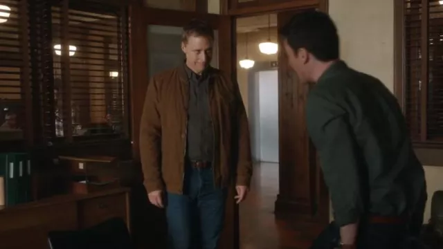 Chaqueta Quiksilver Tarmac Lu Meah usada por Harry Vanderspeigle (Alan Tudyk) como se ve en Resident Alien (S02E09)