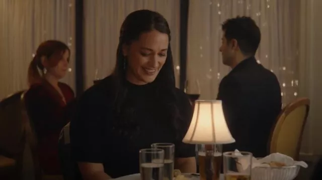 Robe à col roulé en viscose stretch côtelée Michael Kors portée par Asta Twelvetrees (Sara Tomko) dans Resident Alien (S03E01)