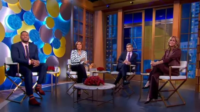 Equipamiento Blusa floral esencial usada por Robin Roberts como se ve en Good Morning America el 15 de febrero de 2024