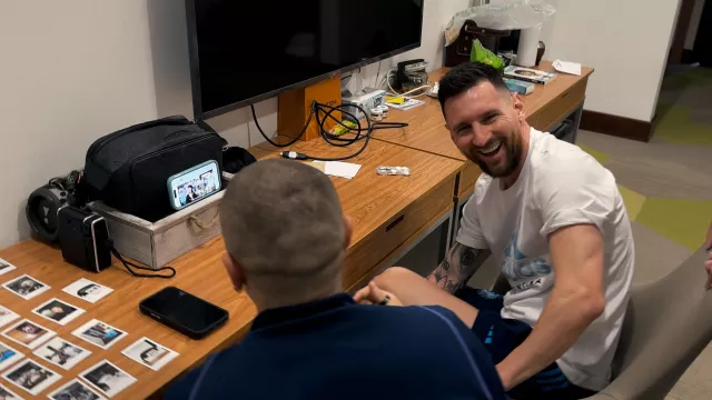 Camiseta de Adidas Argentina usada por Lionel Messi en la Copa del Mundo de Messi: El ascenso de una leyenda (T01E03)