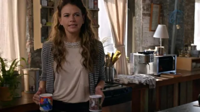 Tasse à café utilisée par Maggie Amato (Debi Mazar) comme on le voit dans Younger (S01E01)