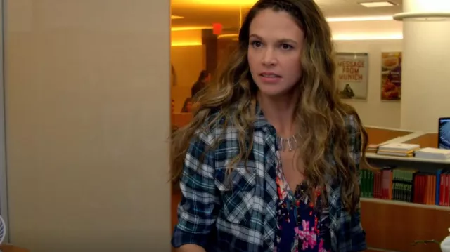 Rails Erin Ombre Camisa usada por Liza Miller (Sutton Foster) como se ve en Younger (S01E01)