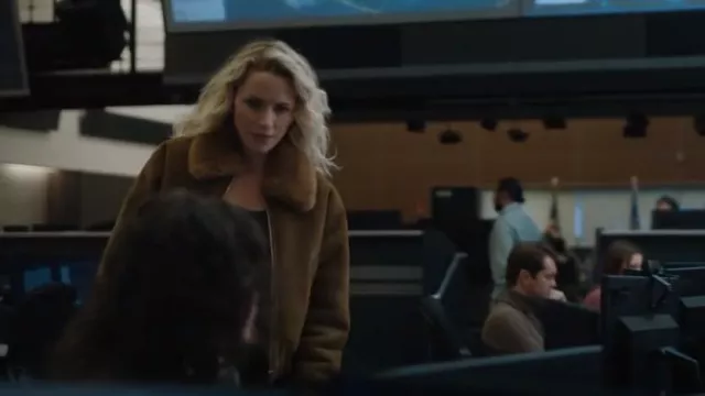Sandro Shear­ling-Lined Cropped Jack­et worn by Special Agent Nina Chase (Shantel VanSanten) as seen in FBI: Most Wanted (S05E01)