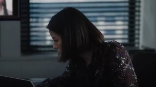 ME+EM Silk Cot­ton Wild Mead­ow Print Shirt worn by Analyst Elise Taylor (Vedette Lim) as seen in FBI (S06E01)