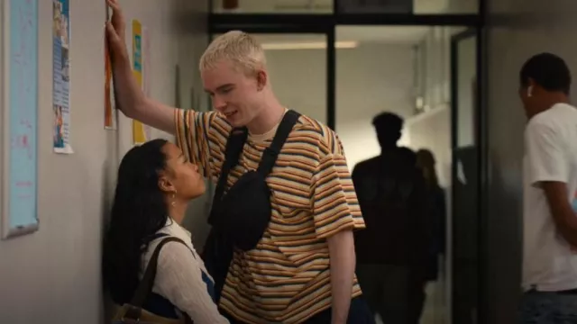 Brain Dead Nineties Blocked Striped Tee porté par Cameron (Harry Cadby) comme on le voit dans Everything Now (S01E07)