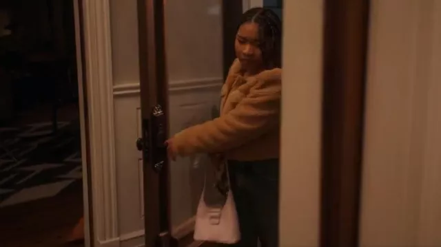 Urban Outfitters Laila Bag porté par Delilah (Laya DeLeon Hayes) comme on le voit dans The Equalizer (S04E01)