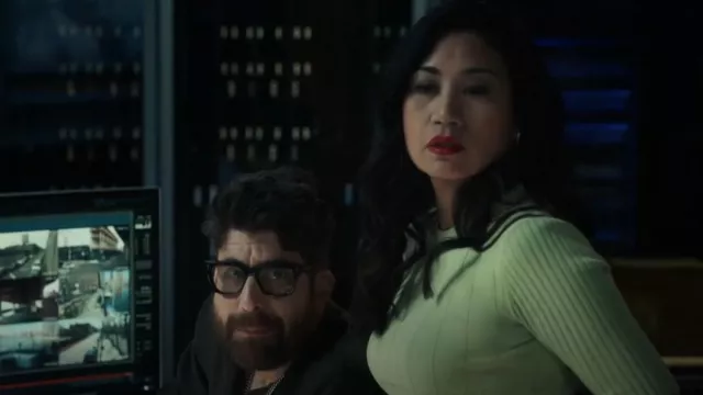 Cadre Pull en tricot côtelé mixte porté par Melody 'Mel' Bayani (Liza Lapira) comme on le voit dans The Equalizer (S04E01)