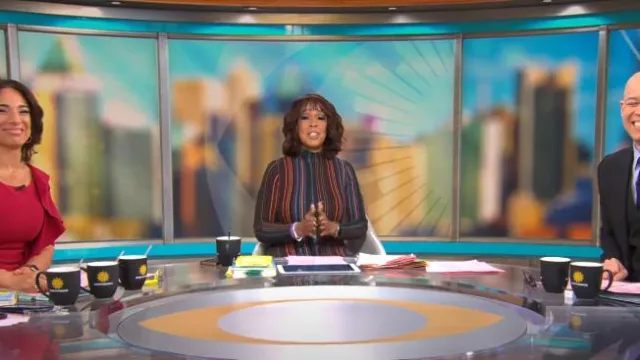 Vestido de tubo midi de punto de cuello alto a rayas de Akris usado por Gayle King visto en CBS Mornings el 19 de febrero de 2024