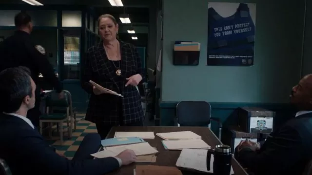 Bar iii Win­dow­pane Jack­et worn by Lt. Kate Dixon (Camryn Manheim) as seen in Law & Order (S23E05)