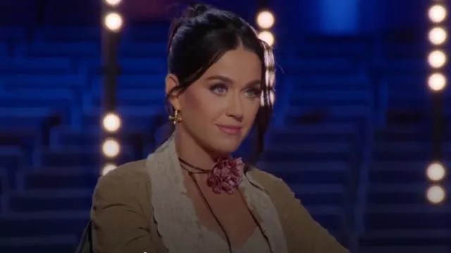 Boucles d’oreilles Aureum Aurora Luxury Gold portées par Katy Perry dans American Idol (S22E01)