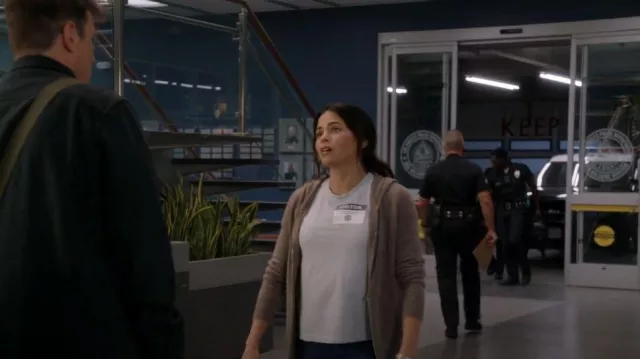 C By Bloomingdale Sweat à capuche en cachemire taupe entièrement zippé porté par Bailey Nune (Jenna Dewan) comme on le voit dans The Rookie (S06E01)