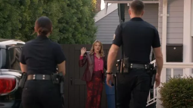 Jupe trapèze en soie Reformation Layla portée par Carla Juarez (Marlene Forte) comme on le voit dans The Rookie (S06E01)