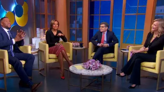 Falda de suéter a rayas de New York & Company usada por Robin Roberts como se vio en Good Morning America el 22 de febrero de 2024