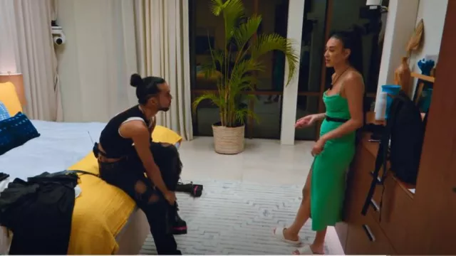 Vestido midi ajustado de Zara usado por Rebecca Calb como se ve en Couple to Throuple (T01E07)