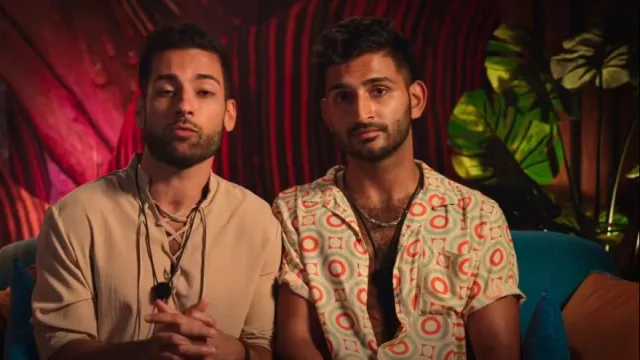 Camisa de parquet abotonada usada por Ashmal Ali como se ve en Couple to Throuple (S01E08)