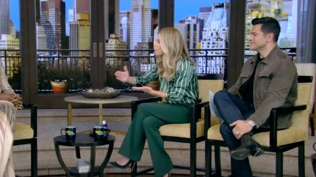 Neiman Marcus Suede Trucker usado por Mark Consuelos como se ve en VIVO con Kelly y Mark el 22 de febrero de 2024