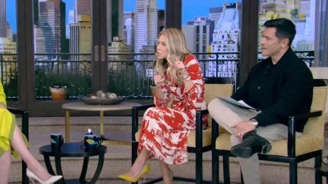 Bella Freud Dondon Calling Print Last Tango Dress usado por Kelly Ripa como se ve en LIVE with Kelly and Mark el 22 de febrero de 2024