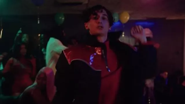 Sweat-shirt Chrome Hearts Red Triple Cross Quarter-Zip porté par Lil Mabu dans Shotta Flow 7 Remix par NLE Choppa (Clip Officiel)