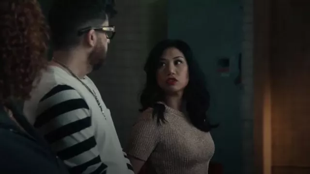 H&M Top en maille côtelée métallisée porté par Melody 'Mel' Bayani (Liza Lapira) comme on le voit dans The Equalizer (S04E02)