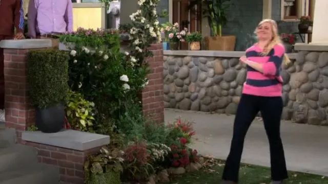 Jeans en denim évasé porté par Gemma Johnson (Beth Behrs) dans The Neighborhood (S06E03)