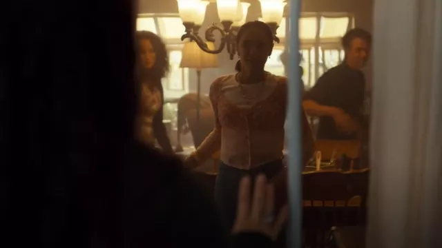 Cardigan à imprimé floral Claire porté par l’adolescente Kat (Alex Hook) comme on le voit dans The Way Home (S02E04)
