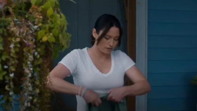 James Perse T-shirt décontracté à col en V avec reliure inversée porté par Kat Landry (Chyler Leigh) comme on le voit dans The Way Home (S02E04)