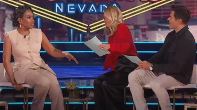 Veronica Beard Komi Pintuck Flare Pants porté par Sheryl Lee Ralph comme on le voit dans LIVE with Kelly and Mark le 27 février 2024