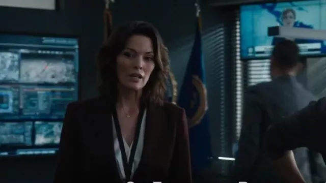 Teoría Blazer de Etiennette en buena lana usado por la agente especial a cargo Isobel Castille (Alana de la Garza) como se ve en FBI (S06E03)